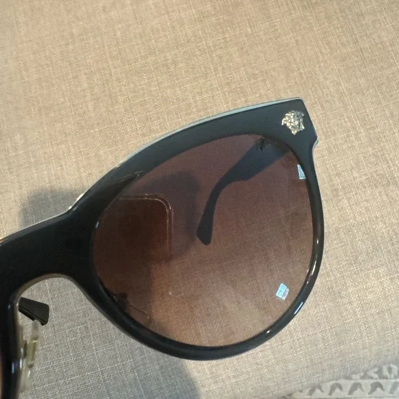 Versace Sunglasses Model 2198 See All Pics Left Side Needs To Be Tightened - Picture 5 of 10